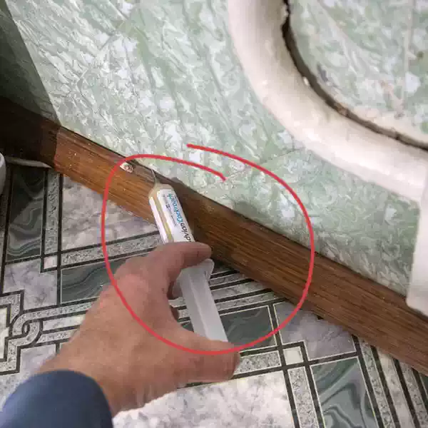 Если не очень жалко плинтусов, то можно намазать гель прямо на них, через интервал 1-2 метра