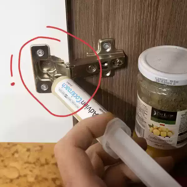 Очень важно положить гель именно сюда. Это любимые места для тараканов