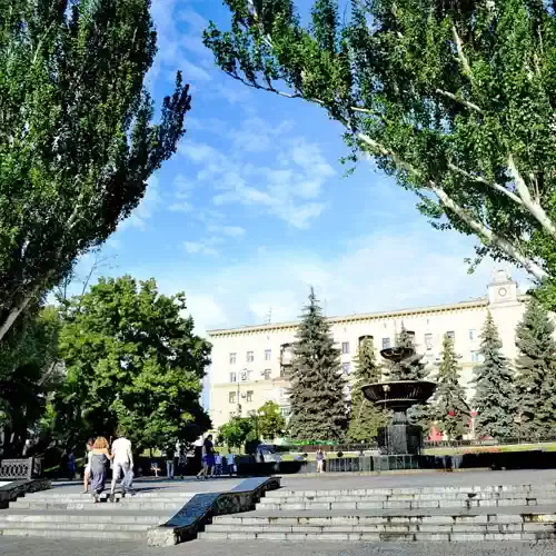 Харьков, люди гуляют